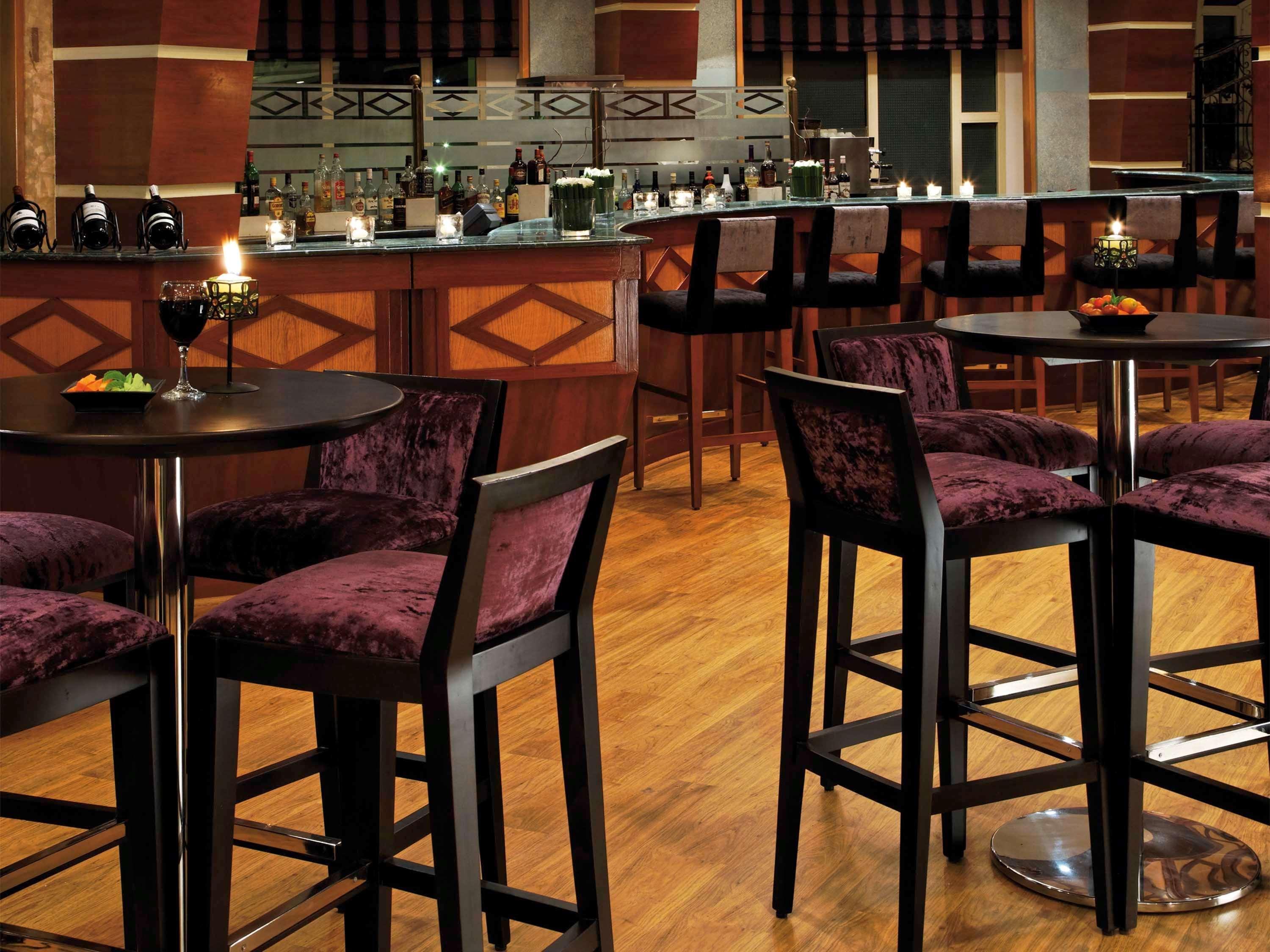 Giza Moevenpick Hotel Cairo - Media City מראה חיצוני תמונה The bar at the hotel