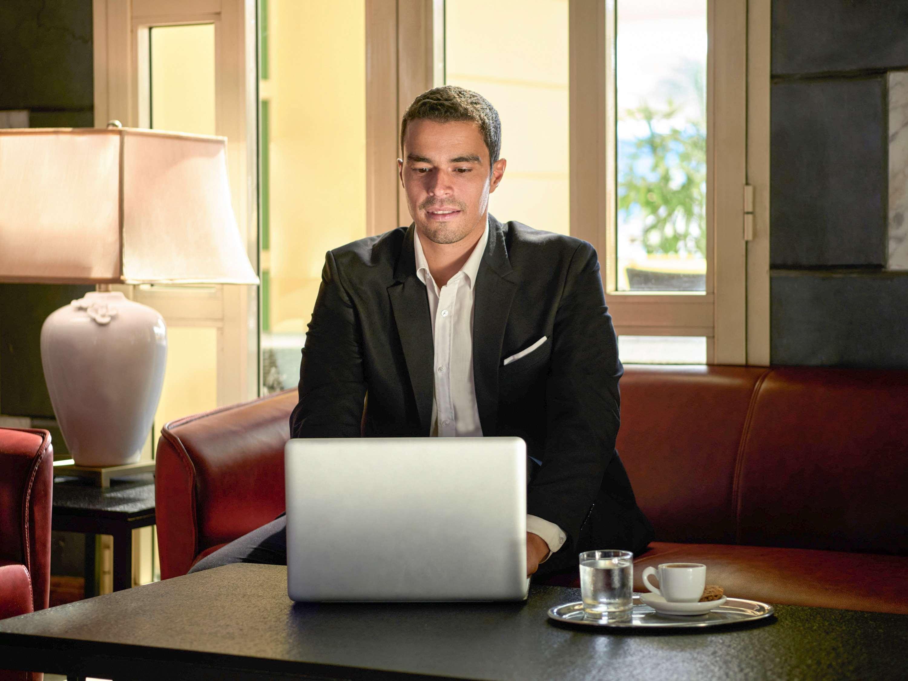 Giza Moevenpick Hotel Cairo - Media City מראה חיצוני תמונה A business traveller working on a laptop