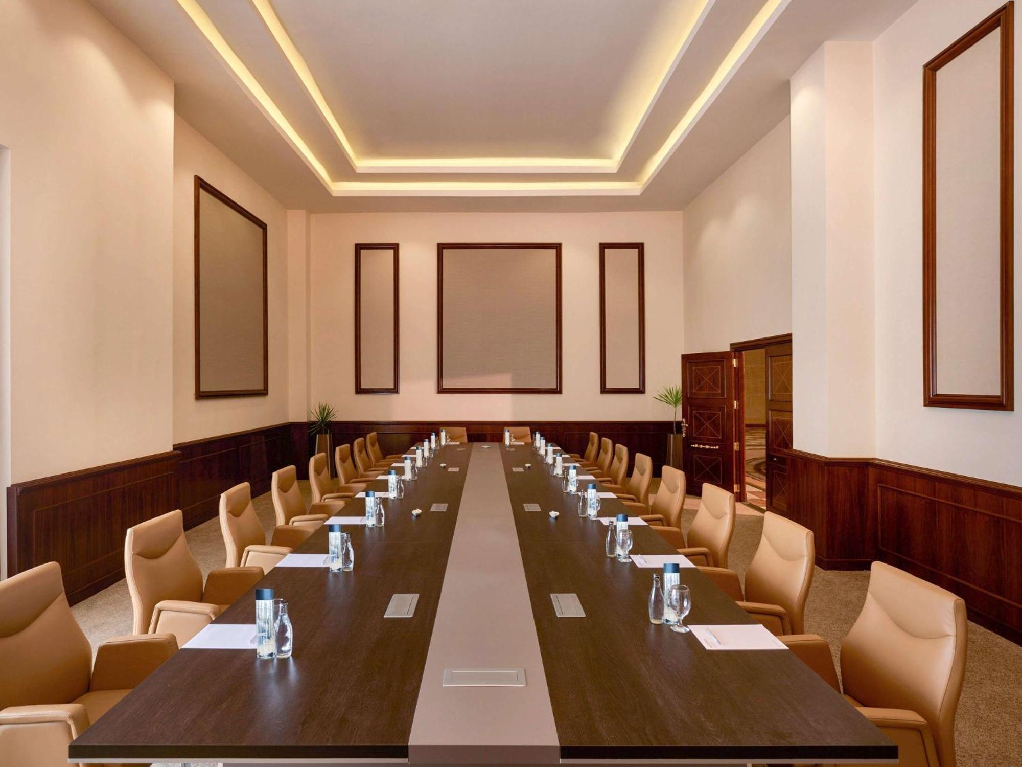 Giza Moevenpick Hotel Cairo - Media City מראה חיצוני תמונה Boardroom